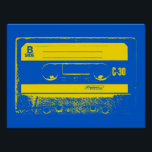 Pôster Fita Cassete Azul e Amarela Retroativa<br><div class="desc">Nos anos oitenta todos vestiam fones de ouvido e ouviam suas músicas em um tocador de cassetes portátil. Insira sua cassete e você tinha música em qualquer lugar a qualquer momento, até que "Lado A" chegou ao fim e a fita teve que ser virada para "Lado B". As pessoas podem...</div>