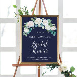 Poster Flores Brancas Clássicas | Chá de panela Marinho B<br><div class="desc">Este clássico poster de boas-vindas do chá de panela de flores brancas marinho é perfeito para um chá casamento outono. O elegante design floral apresenta marfim macio e rosas brancas, peonias e crisântemo com toques de flores azuis de cor azul-rosada e folhagem verde. Personalize o poster com o nome da...</div>