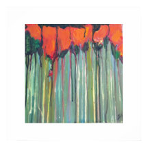 Flores vermelhas na grama alta