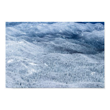 Floresta de inverno sob neve profunda