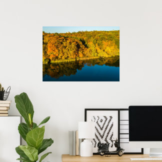 Poster Floresta do outono do ouro e lago de espelhos de r
