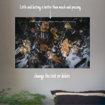 Folhas e bolotas do outono em águas misteriosas