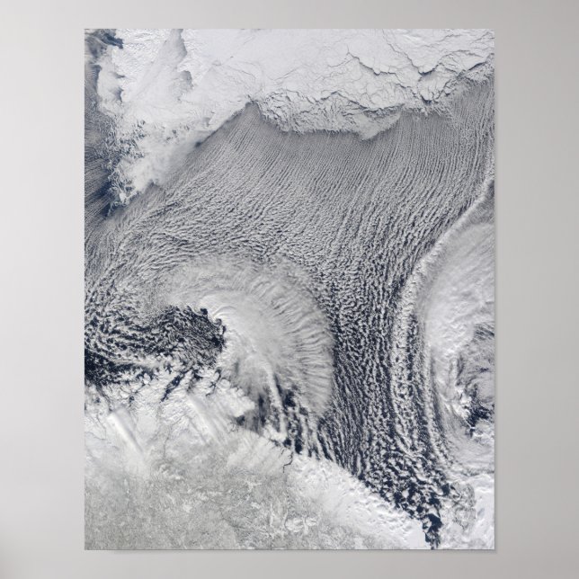 Pôster Formações de nuvens invulgares sobre o Mar de Bare (Frente)