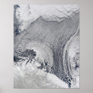 Pôster Formações incomuns da nuvem sobre o mar de Baren