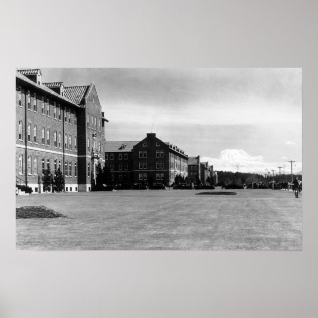 Pôster Fort Lewis, WA View de Barracks e Monte Rainier (Frente)