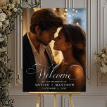 Poster Foto de Boas-vindas ao Casamento Clássico Moderno<br><div class="desc">Símbolo de boas-vindas (poster) de guião branco elegante com uma fotografia de caligrafia elegante e romântica. Para uma personalização mais avançada deste design,  clique no BOTÃO FERRAMENTA DESIGN AZUL acima!</div>