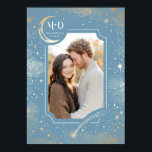 Poster Foto de Casamento Celestial Luz Azul Estrelas Lua<br><div class="desc">Um impressão de fotos de casamento com tema celeste, com design azul empoeirado e ouro com lua crescente, estrelas de tiro, nuvens de céu noturno e constelações. Esta manutenção personalizada, completa com suas iniciais e sua foto favorita, é perfeita para pendurar no seu quarto. Ele também faz um belo poster...</div>