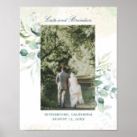 Poster Foto de Casamento Elegante Eucalyptus Greenery<br><div class="desc">Elegante canvas de galeria botânica com sua foto de casamento favorita, emoldurada com folhas de eucalipto e verde, com uma dica de azul e manchas de falsa brilho de ouro sobre uma lavagem a aquarela pastel. Acima estão os seus nomes no script e abaixo está a cidade, estado e data....</div>