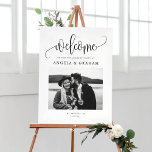 Poster Foto de Festa de noivado de Caligrafia Bonito Pret<br><div class="desc">Esta placa de boas-vindas da festa de noivado fotográfica apresenta caligrafia caprichosa e tipografia minimalista, criando uma forma moderna, mas pessoal, de cumprimentar seus convidados. Adicione facilmente sua própria foto, nomes e data do evento para torná-la realmente sua. A design limpa funciona bem com muitos estilos de casamento, incluindo temas...</div>
