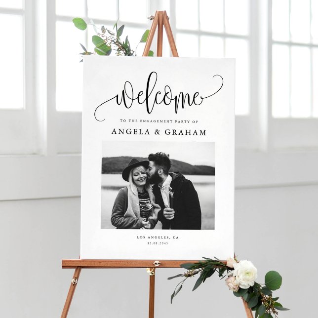 Poster Foto de Festa de noivado de Caligrafia Bonito Pret (Elegant photo welcome sign with black calligraphy and minimalist script for engagement parties.)