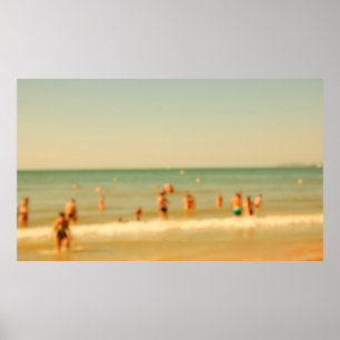 Poster Foto de praia embaçada com bokeh. Pessoas relaxand