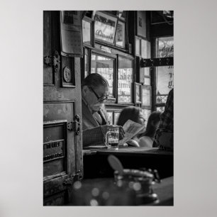 POSTER FOTO EM ESCALA VERDE DO HOMEM SENTADO AO LER O NOV