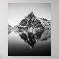 Foto em preto e branco da montanha Lofoten