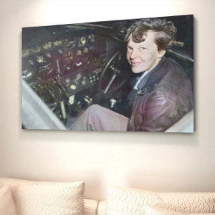 Poster Foto franca de Amelia Earhart no cockpit do avião 