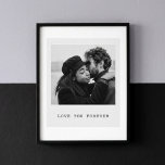 Poster Foto Personalizada – Eu Te Amo Para Sempre<br><div class="desc">Transforme seu momento mais significativo em arte de parede atemporal com este pôster de foto personalizado em preto e branco. Projetado com um layout limpo e minimalista e a mensagem sincera “Love You Forever” (Amor Eterno),  esta impressão personalizada adiciona calor e emoção a qualquer espaço.</div>