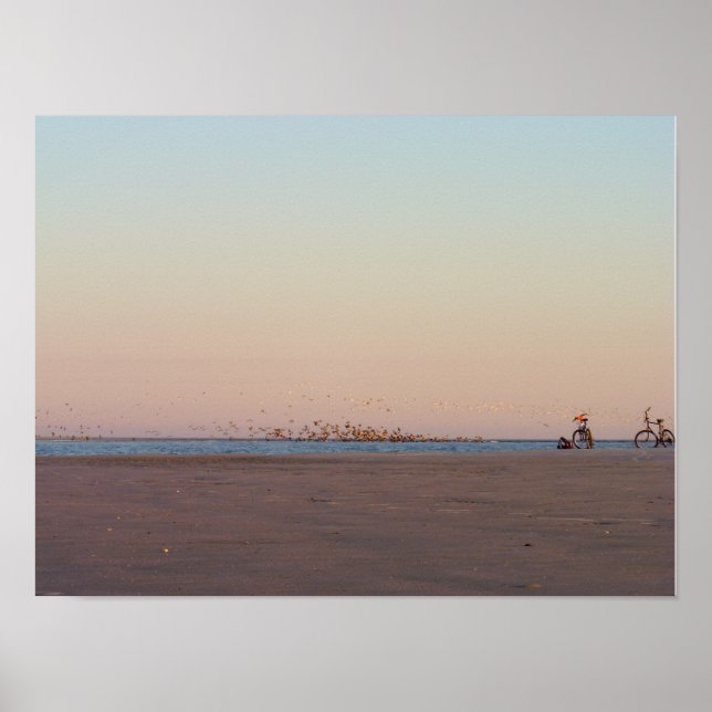 Pôster Fotografia de duas bicicletas na praia. (Frente)