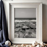 Pôster Fotografia de praia de viagem Coral Cove Florida<br><div class="desc">Apresentando um poster de fotografia cativante que traz a beleza tranquila da Reserva de Blowks em Coral Cove Beach, em Júpiter, na Flórida, para a sua casa. Essa bela viagem, foto de Victoria Grigaliunas, apresenta os detalhes complexos da costa em preto e branco espantoso, capturando a elegância natural do oceano....</div>