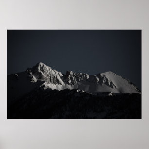 POSTER FOTOGRAFIA GRAYSCALE DA MONTANHA DE NEVE