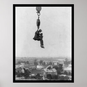 Poster Fotógrafo louco no gancho de um guindaste 1918