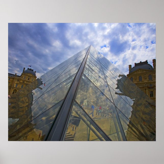Poster França, Paris. Nuvens refletem do Louvre (Frente)