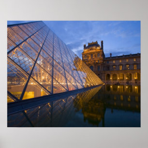 Pôster França, Paris. O Louvre no crepúsculo. Crédito 3