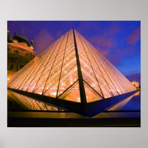 Pôster França, Paris. O museu Louvre ao crepúsculo. 2