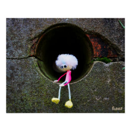 Pôster Fubby poppetje dat in een muur zit.