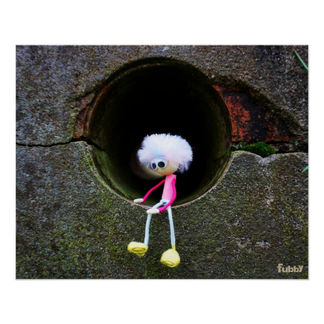 Pôster Fubby poppetje dat in een muur zit. (Frente)