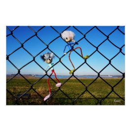 Pôster Fubby's die een hek beklimmen.