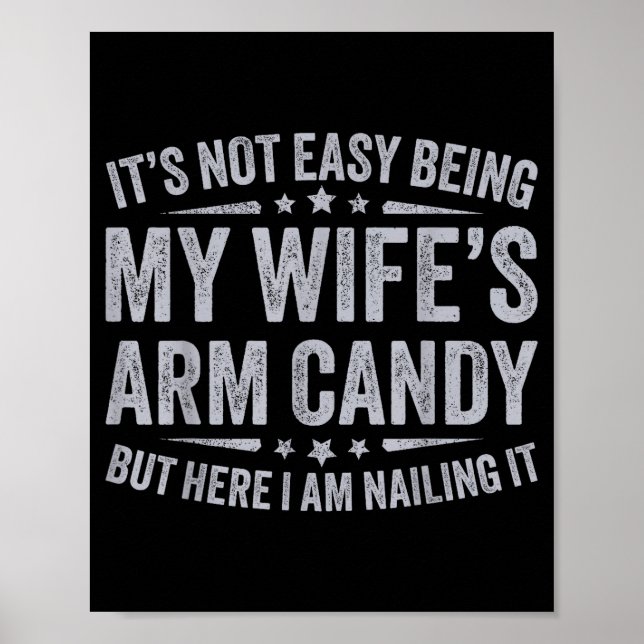 Poster Funny Husband Its Not Easy Being My Wifes Arm Cand (Frente)