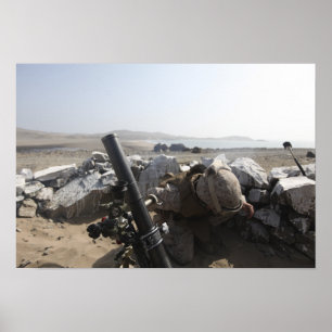 Poster Fuzileiro americano dispara morteiro em Salinas, P