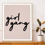 Poster Gang Garota | Menina rosa-branca Potente Moderna F<br><div class="desc">Uma simples "gangue de meninas" na moda,  cita poster impressão na tipografia moderna de escrita minimalista,  em preto,  com um fundo cor-de-rosa para celebrar mulheres e poder feminino! Perfeitamente versátil para o dia a dia,  uma festa de solteira ou uma combinação fofa para mãe e filhas,  irmãs e amigos!</div>