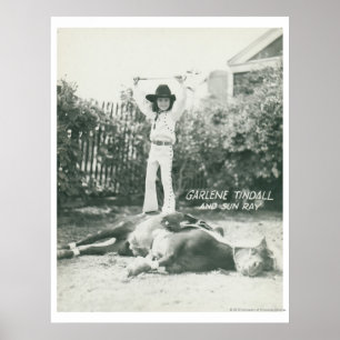 Poster Garlene Tindall parado em um cavalo de truque.