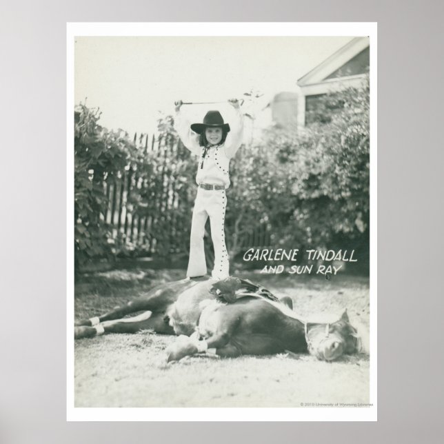 Poster Garlene Tindall parado em um cavalo de truque. (Frente)