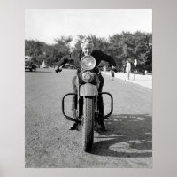 Garota pilotando motocicleta, 1937. Foto antiga