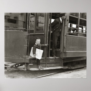 Pôster Garoto de Jornal Montado em Bonde, 1910. Foto Anti