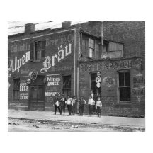 Garotos de Rua do Lado de Fora de um Saloon, 1910.