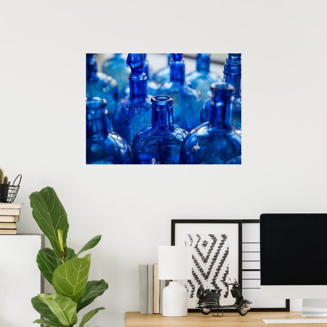 Poster Garrafa De Vidro Azul Vibrante Retro Na Parede Da  (Escritório em casa)