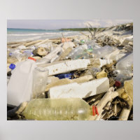 Garrafas de plástico e de oceano sobre tropicais