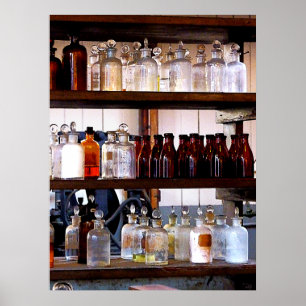 Poster Garrafas dos produtos químicos em prateleiras