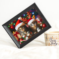 Gatinhos bonitos com Papai Noel e chapéus de rena