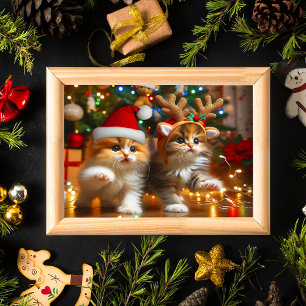 Poster Gatinhos bonitos com Papai Noel e chapéus de rena 