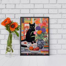 Gato Negro na mesa com livros flores fruta