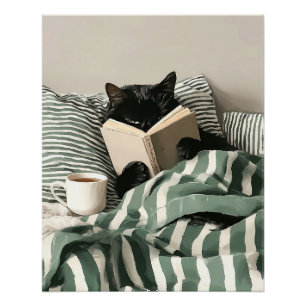 Pôster Gato Preto lendo livro na cama