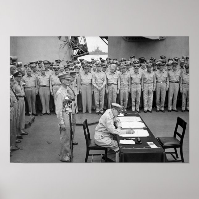 Pôster General MacArthur Assinando A Renúncia Japonesa (Frente)