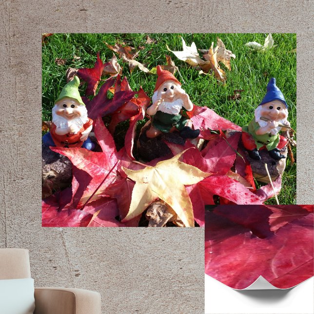 Poster Gnomos de Jardim no Quintal Caem Folhas Vermelhas  (Garden Gnomes in the Yard Fall Red Brown Leaves Poster)