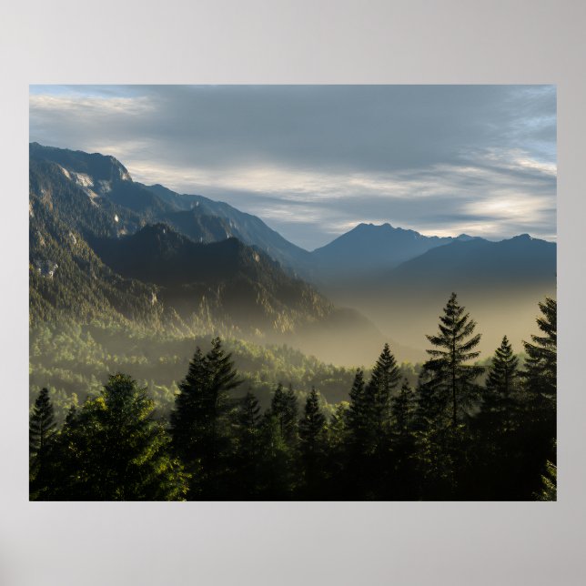 Poster Golden Hour Misty Peaks Evergreen Forest Art (Frente)