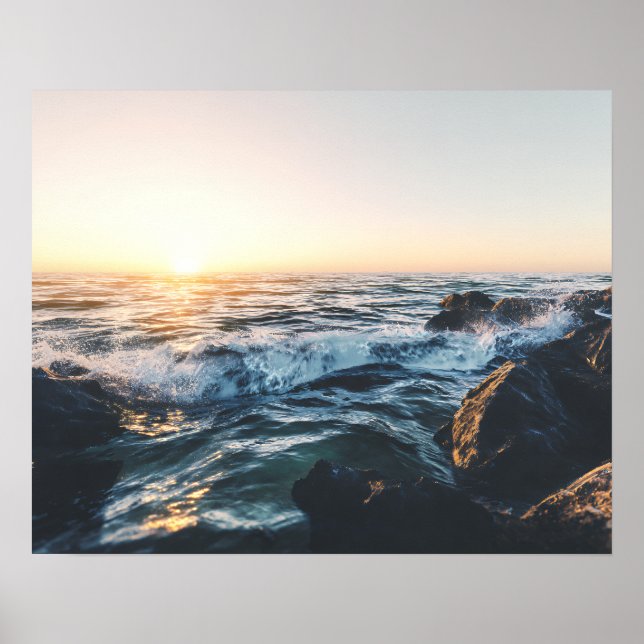 Poster Golden Sunset Ocean Waves on Rocks Serene Seascape (Frente)