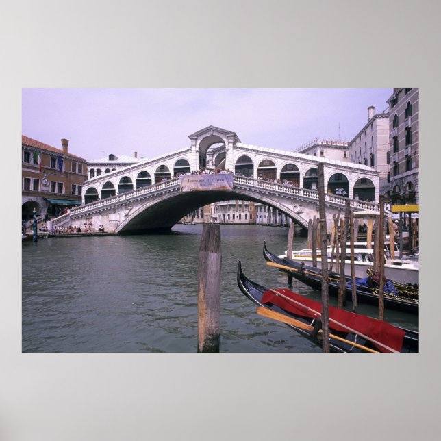 Pôster Gôndolas e turistas perto da Ponte de Rialto (Frente)