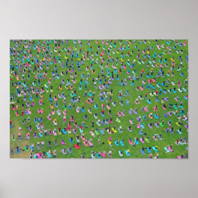 Poster - Grande grupo de pessoas fazendo yoga (Frente)